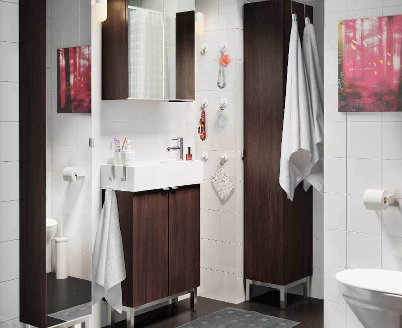 LILLÅNGEN łazienka 16 17 Kosz pod prysznic IMMELN możesz zamocować na dwa sposoby: za pomocą przyssawek, np. na płytkach ceramicznych, lub przykręcając go do ściany.