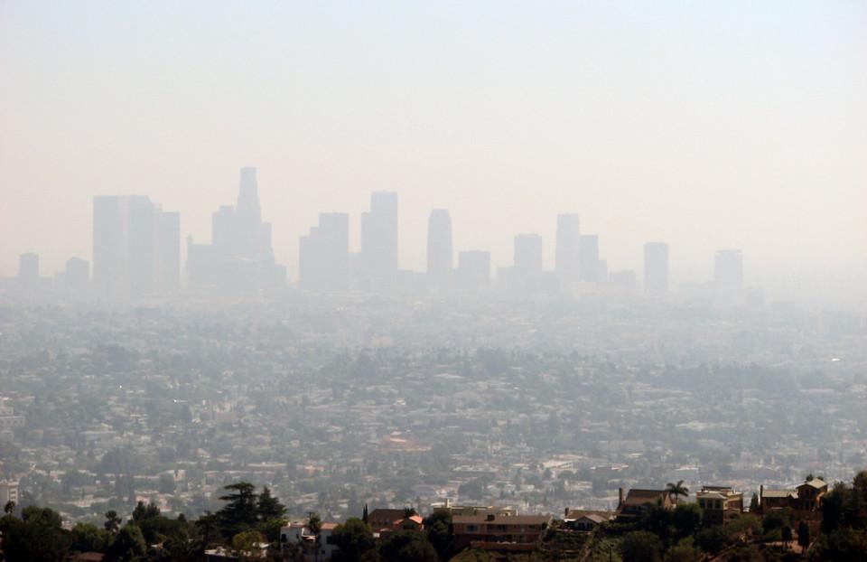 Smog - zanieczyszczone powietrze stanowiące mieszaninę dymu i spalin