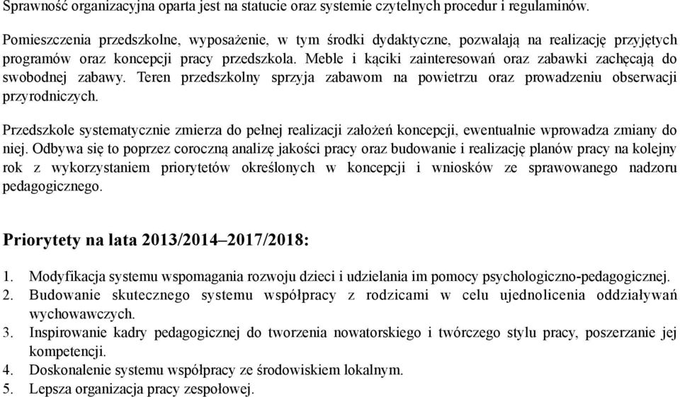 Meble i kąciki zainteresowań oraz zabawki zachęcają do swobodnej zabawy. Teren przedszkolny sprzyja zabawom na powietrzu oraz prowadzeniu obserwacji przyrodniczych.