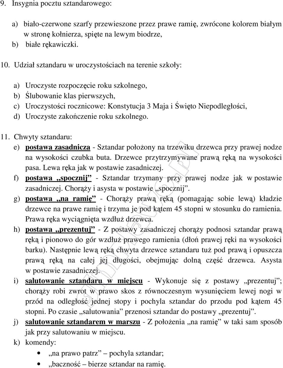 Uroczyste zakończenie roku szkolnego. 11. Chwyty : e) postawa - położony na trzewiku drzewca przy prawej nodze na wysokości czubka buta. Drzewce przytrzymywane prawą ręką na wysokości pasa.