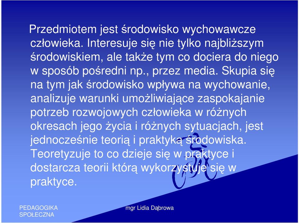 Skupia się na tym jak środowisko wpływa na wychowanie, analizuje warunki umożliwiające zaspokajanie potrzeb rozwojowych