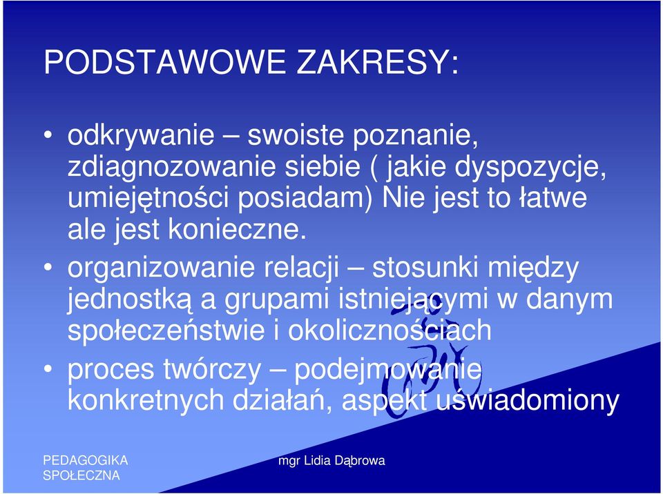 organizowanie relacji stosunki między jednostką a grupami istniejącymi w danym
