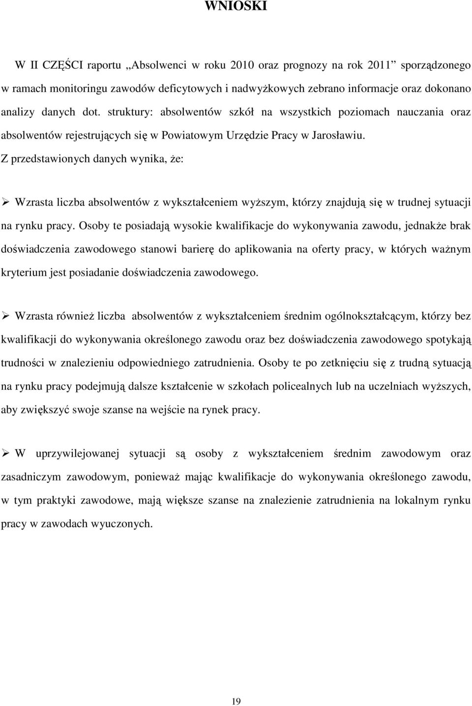 Z przedstawionych danych wynika, że: Wzrasta liczba absolwentów z wykształceniem wyższym, którzy znajdują się w trudnej sytuacji na rynku pracy.