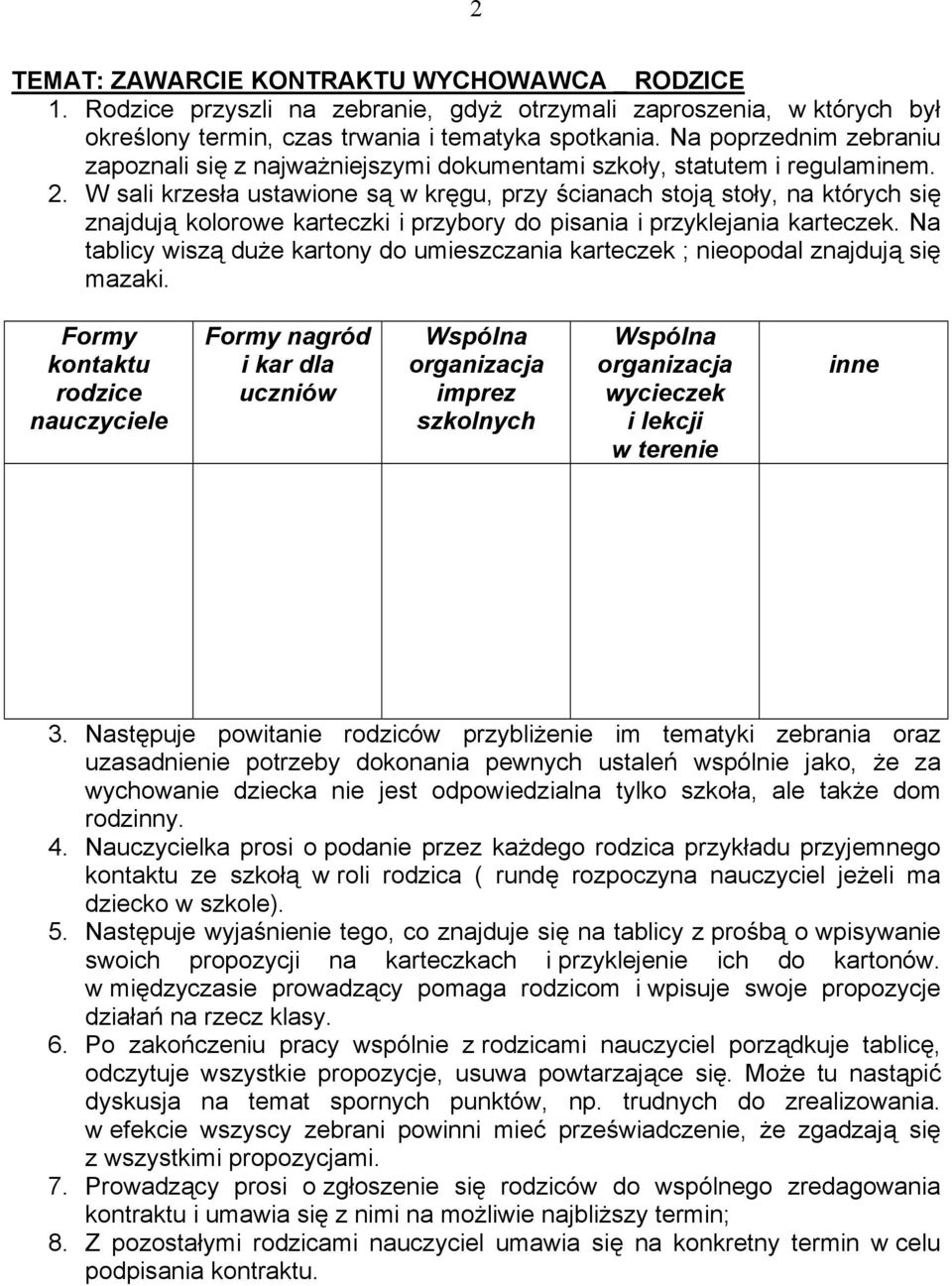 W sali krzesła ustawione są w kręgu, przy ścianach stoją stoły, na których się znajdują kolorowe karteczki i przybory do pisania i przyklejania karteczek.