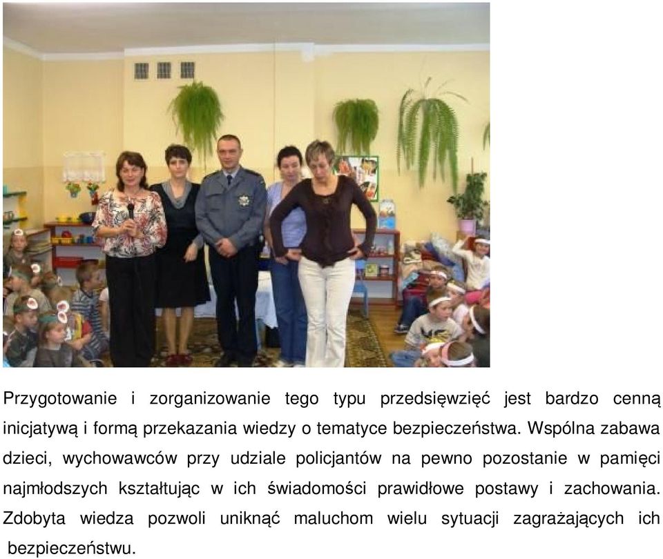 Wspólna zabawa dzieci, wychowawców przy udziale policjantów na pewno pozostanie w pamięci