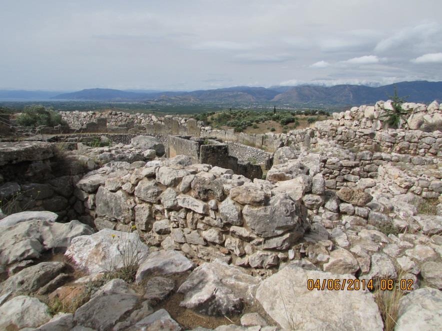 MYKENY To starożytna osada na Pelopnezie. Znaczący rozwój miasta nastąpił 0d XVI do XII w. p.n.e. Stało się ono głównym ośrodkiem tzw.