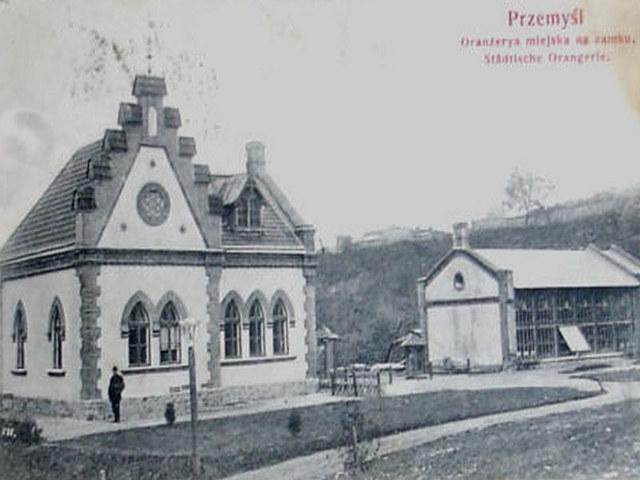 Historia Parku Miejskiego w Przemyślu Jeden z najokazalszych i najpiękniejszych parków na terenie Podkarpacia, zajmujący około 20 ha powierzchni, Park Miejski został założony w 1842 roku początkowo