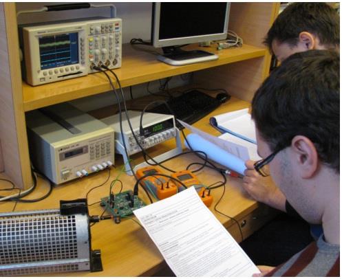 SPECJALNOŚĆ: MIKROPROCESOROWE SYSTEMY STEROWANIA W ELEKTROTECHNICE Program zajęć obejmuje przedmioty: Analogowe i cyfrowe układy elektroniczne Układy mikroprocesorowe Metody komputerowe w systemach