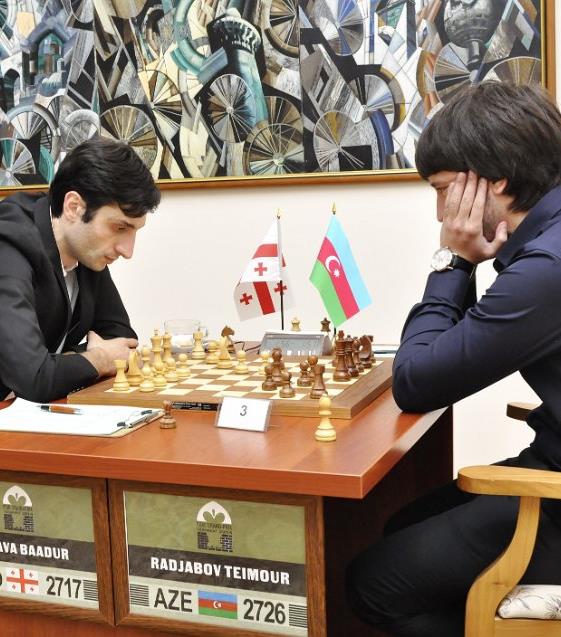 Giri (po lewej) Caruana Zdjęcie: Julia Manakowa Mamedjarow w partii z Nakamurą poświęcił wieżę za skoczka i dwa piony.