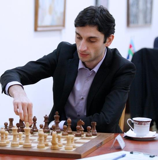 440.Obrona Grünfelda [D90] FIDE Grand Prix, Taszkent 2014 GM Jakowienko (Rosja) 2747 GM Vachier-Lagrave (Francja) 2757 1.Sf3 Sf6 2.c4 g6 3.Sc3 d5 4.cd5 Sd5 5.Hb3 Sb6 6.d4 Gg7 7.e4 Gg4 8.Gb5 c6 9.