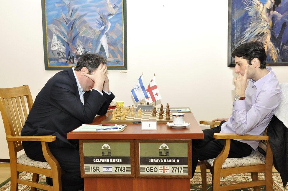 Caruana, Radżabow, Karjakin i Jakowienko po 4 p., 10. Giri 3,5 p., 11. Kasimdżanow 2,5 p. i 12. Gelfand 2 p. GM Gelfand (Izrael) 2748 GM Dżobawa (Gruzja) 2717 1.d4 e6 2.c4 b6 3.e4 Gb7 4.Gd3 Gb4 5.