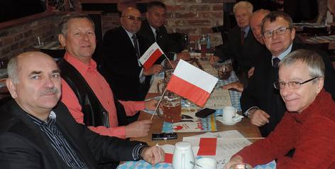 13 W oczekiwaniu na tradycyjną, świąteczna, goloneczkę. Kol. Jerzy, Grzegorz, Jan J., Jan Sz., Jan P., Antoni, Juliusz i Wacław /zdj.