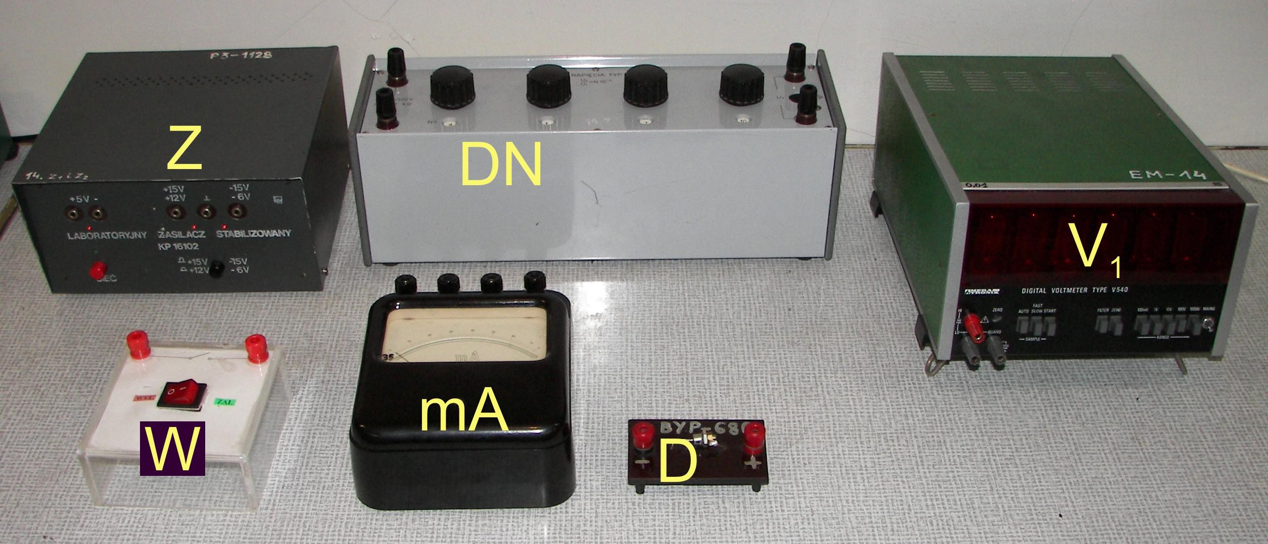 Wykonanie ćwiczenia a) Polaryzacja diody w kierunku przewodzenia Rys. 8.