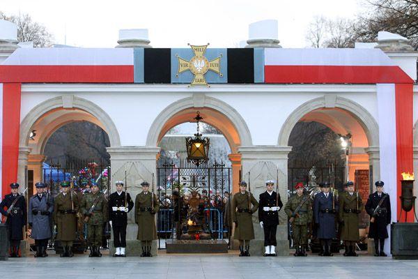 Sprawozdanie z obchodów Narodowego Święta Niepodległości w Warszawie 11 Listopada o godz. 12.00 rozpoczęły się w Warszawie uroczyste obchody Święta Niepodległości.