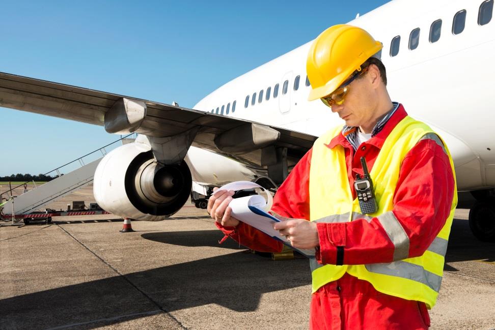 Program nauczania Technik eksploatacji portów i terminali Nauka trwa 2 lata (4 semestry) Szkoła realizuje program nauczania, harmonijnie łączący