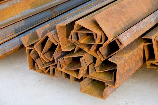 Analiza ma charakter porównawczy, obrazujący parametry wytrzymałościowe elementu wykonanego ze stali węglowej oraz z stopu aluminium.