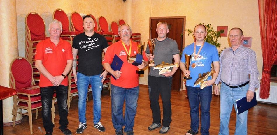 MORSKIE MISTRZOSTWA OKRĘGU W POŁOWACH BRZEGOWYCH 1. Mistrz Okręgu Jan Bubień Klub Konger Poznań 2. I Wicemistrz Okręgu Dawid Firman Klub Konger Poznań 3.