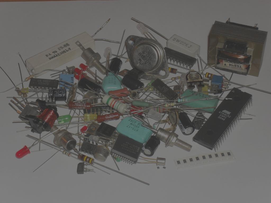 AKADEMIA GÓRNICZO-HUTNICZA IM. STANISŁAWA STASZICA W KRAKOWIE Wydział Elektrotechniki, Automatyki, Informatyki i Elektroniki Katedra Elektroniki ELEMENTY ELEKTRONICZNE dr inż. Piotr Dziurdzia paw.