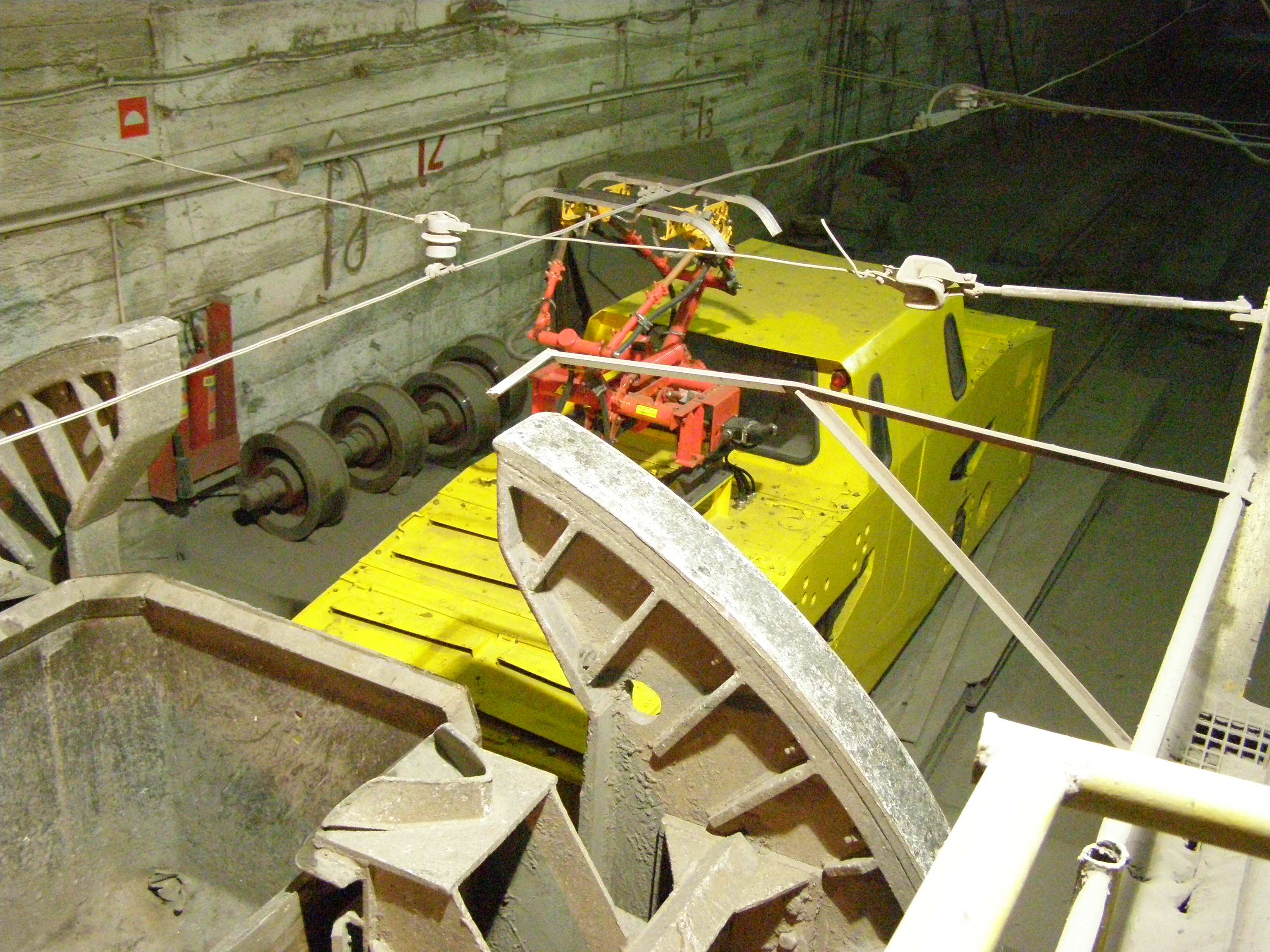 42 Zeszyty Problemowe Maszyny Elektryczne Nr 79/2008 4. Sterowanie lokomotywą Ld-31EM Operator może sterować lokomotywą: z kabiny operatora (lokalne) lub zdalnie radiowo.