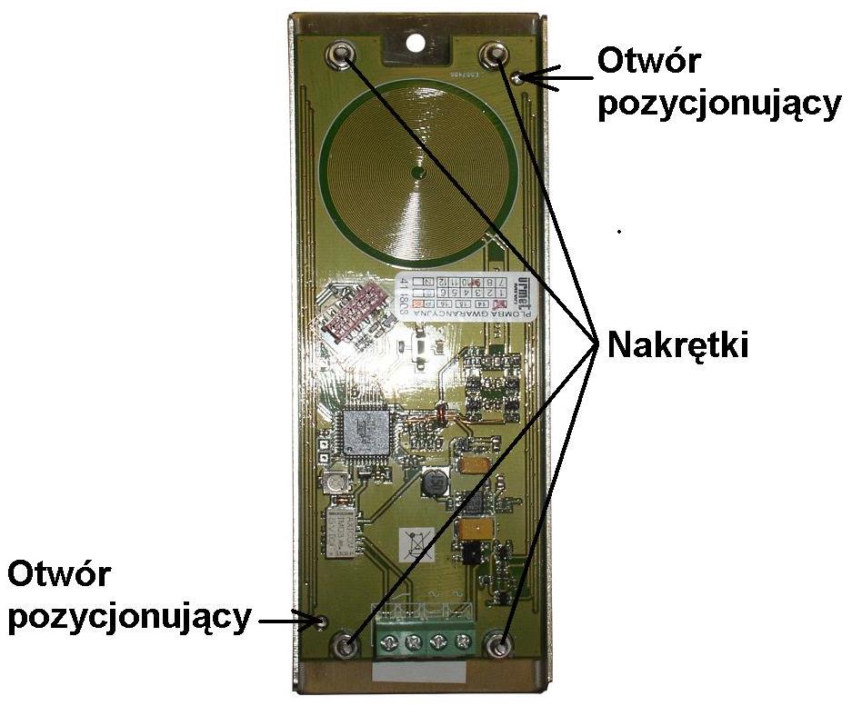 MODUŁ RFID NR REF 1052/MKD MTAŻ MTAŻ FRTU W PANELU NP. 1052/101D (Z MODUŁEM INFORMACYJNYM) Aby zamontować moduł należy wykonać opisane poniżej czynności. 1. Wyłączyć zasilanie klawiatury. 2.