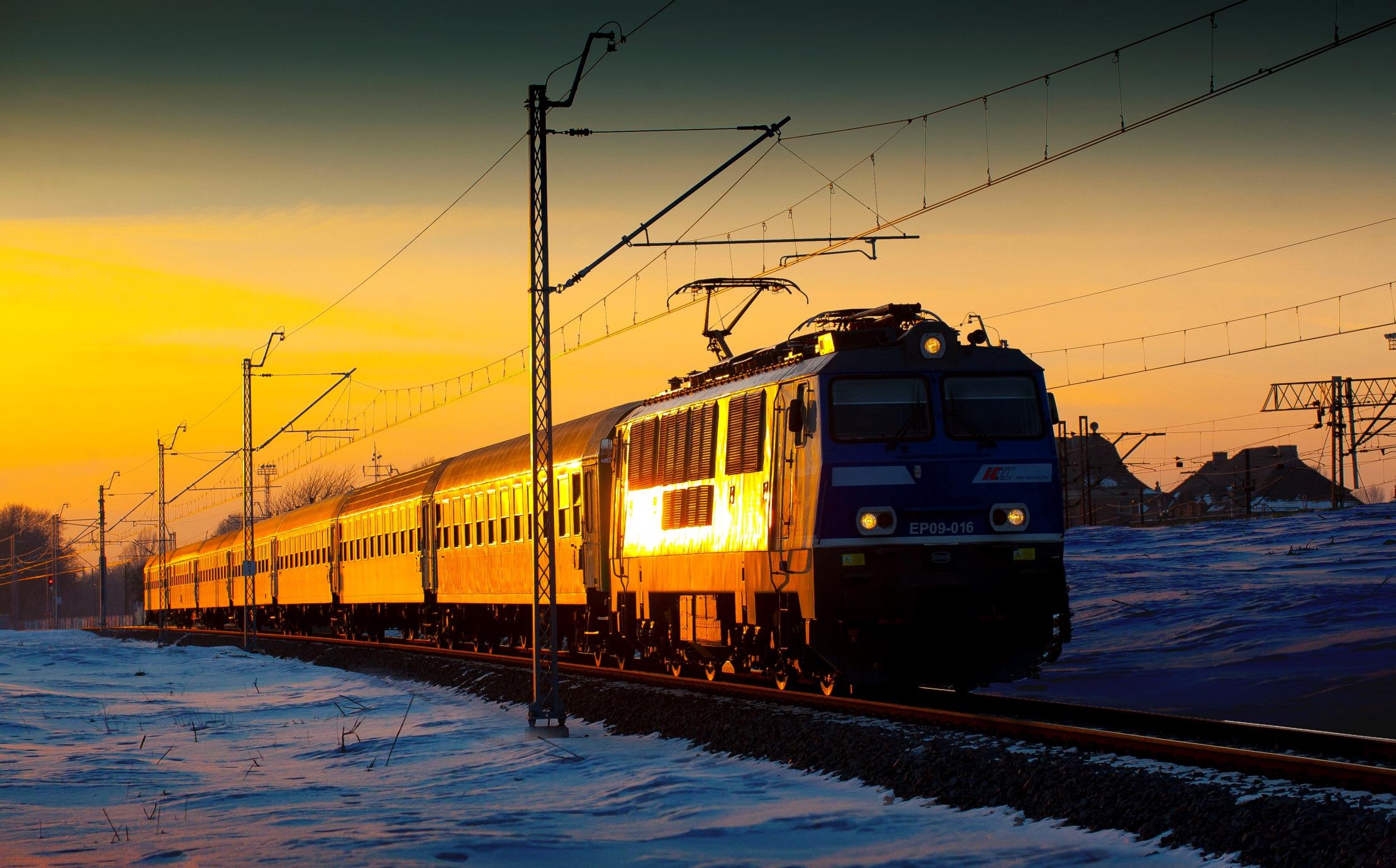 Zimowym utrzymaniem PKP PLK obejmują: 18,5 tys. km linii kolejowych Prawie 42 tys. rozjazdów Prawie 26 tys.