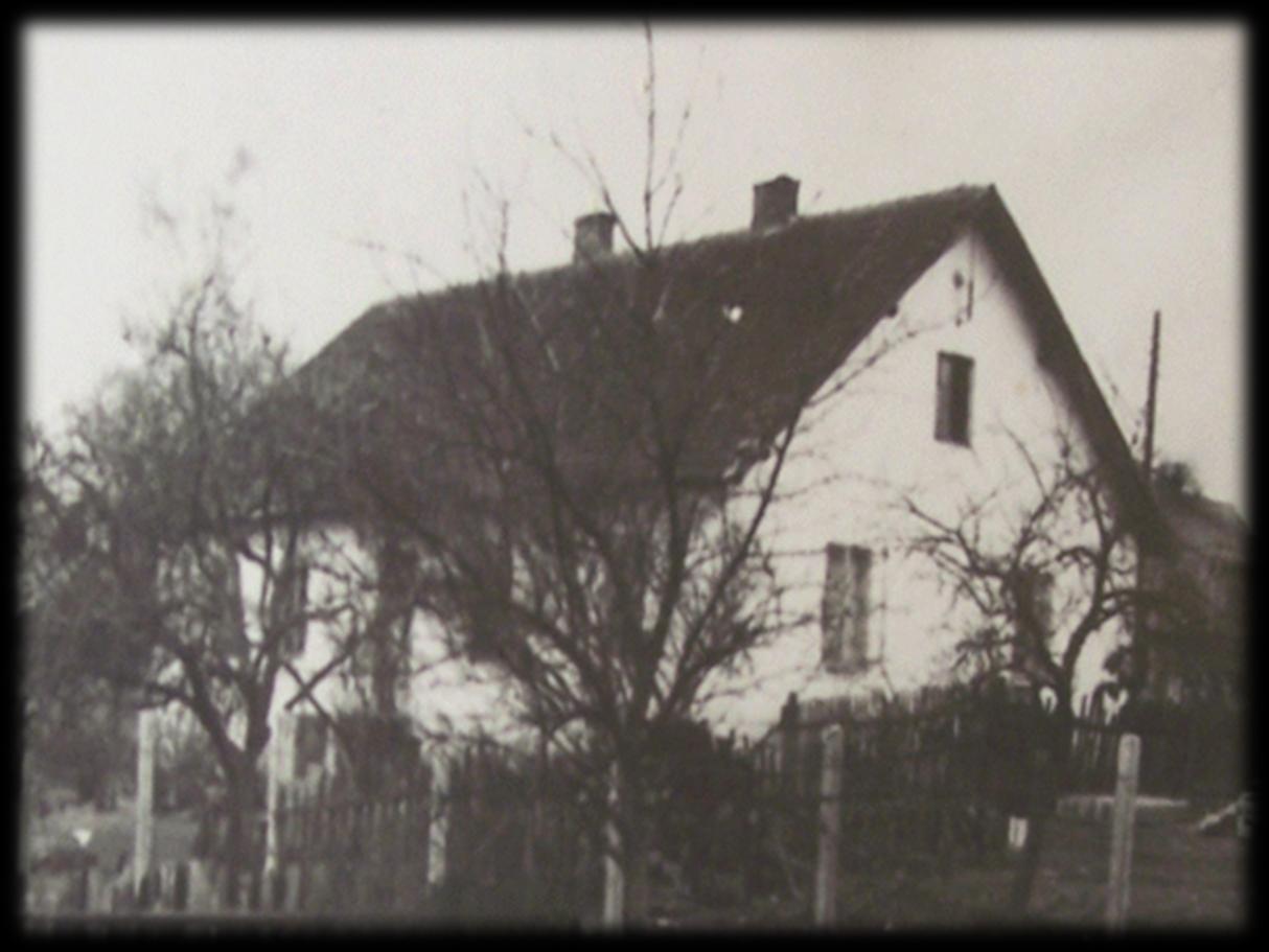 Szkoła w Zajączkach Pierwszych została założona w roku 1807. Szkoła została wystawiona kosztem Gromady, która miała obowiązek ją utrzymać. W 1821 r.