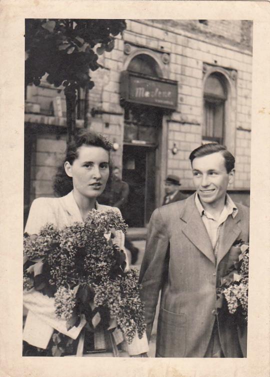Tuż przed powstaniem pan Szczepan Madej zaręczył się z panią Elżbietą Dąbrówką. Poznali się w Warszawie, na Tamce w 1943r.