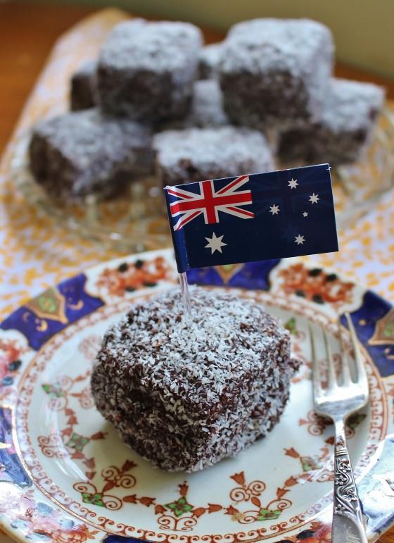 LAMINGTONS - ciastka biszkoptowe oblane warstwą czekolady, dżemu i gęsto obsypane wiórkami