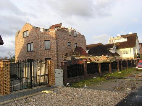 rodzaju zjawiska. Rozległe szkody widoczne na zdjęciu nr 20 wskazują raczej na obecnośd downbursta (co oczywiście nie wyklucza trąby!).