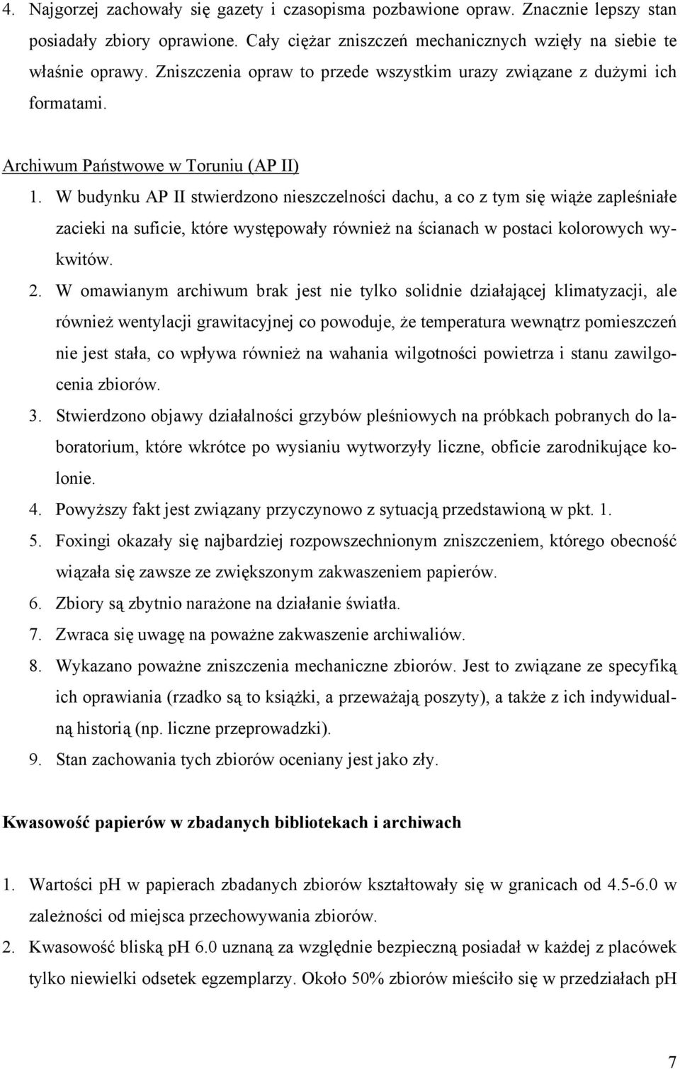W budynku AP II stwierdzono nieszczelności dachu, a co z tym się wiąże zapleśniałe zacieki na suficie, które występowały również na ścianach w postaci kolorowych wykwitów. 2.