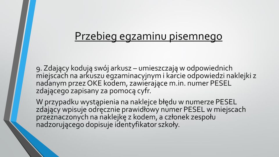 naklejki z nadanym przez OKE kodem, zawierające m.in. numer PESEL zdającego zapisany za pomocą cyfr.