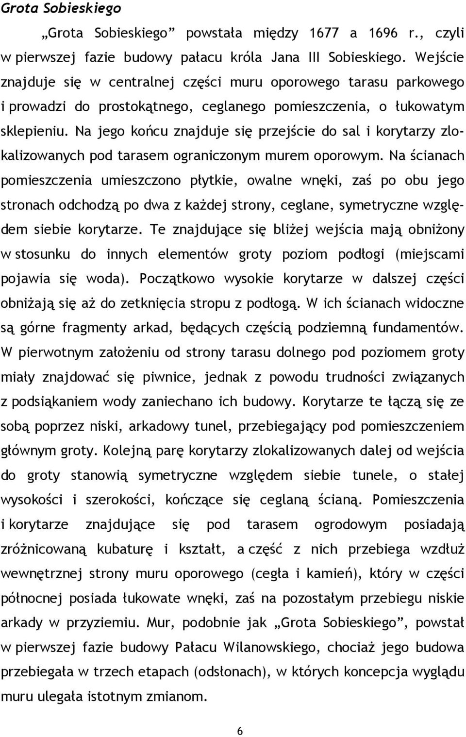 Na jego końcu znajduje się przejście do sal i korytarzy zlokalizowanych pod tarasem ograniczonym murem oporowym.