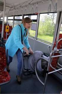 Na spacerówkę podczas hamowania zadziała duży moment sił, dociążając koła znajdujące się bliżej kabiny kierowcy.