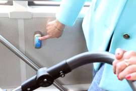 Zamiar opuszczenia pojazdu, w celu ułatwienia wyprowadzenia wózka, warto zasygnalizować przyciskiem z symbolem wózka inwalidzkiego umieszczonym na ścianie bocznej autobusu.