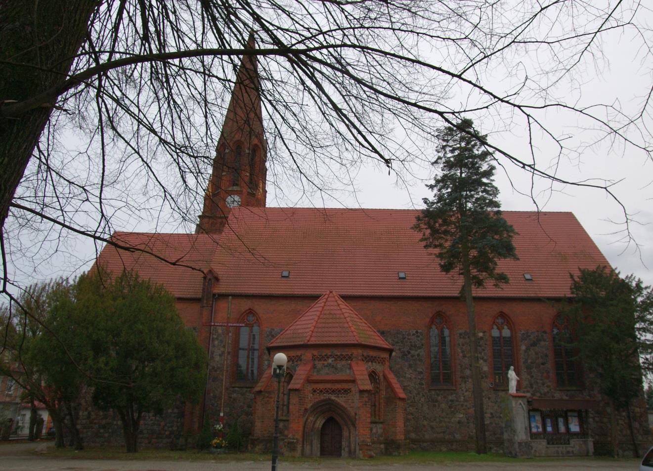 Miłośnicy architektury mogą podążać europejskim Szlakiem Romańskim promującym zabytkowe obiekty sakralne, do których na terenie naszej gminy zaliczono m.in. wzniesiony w XIV w., Kościół p.w. Najświętszego Serca Pana Jezusa w ie, kościół p.