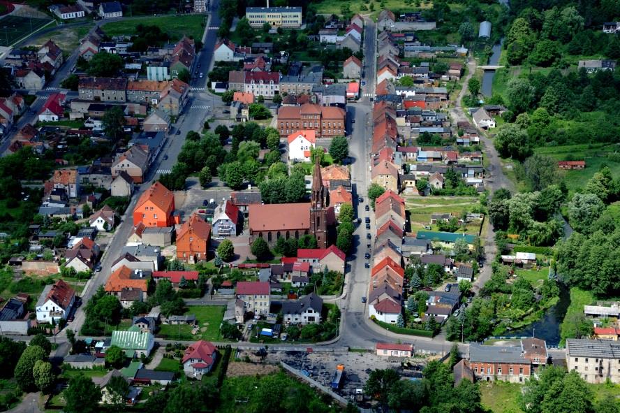 Walory architektoniczne i turystyczne - średniowieczny układ ulic Starego Miasta, Droga Św. Jakuba i Szlak Romański, atrakcyjne zabytki dziedzictwa kulturowego, w tym kościoły.