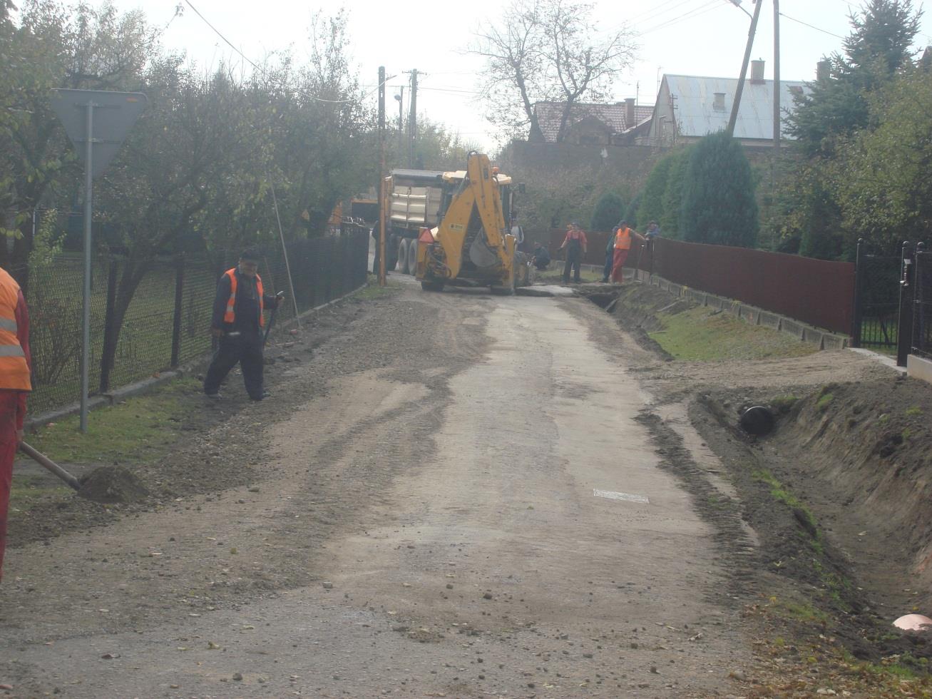 Remont nawierzchni na drogach gminnych w ramach usuwania klęsk żywiołowych : Radłów, ul. Grobla nr drogi 200120K, Radłów, ul.