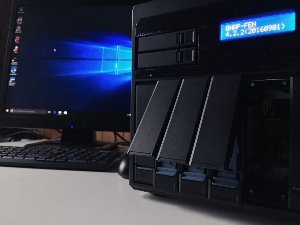 VM - QvPC Konsola maszyny wirtualnej może zostać wyświetlona na zewnętrznym monitorze po podłączeniu go przez HDMI Po podłączeniu klawiatury i myszy istnieje możliwość