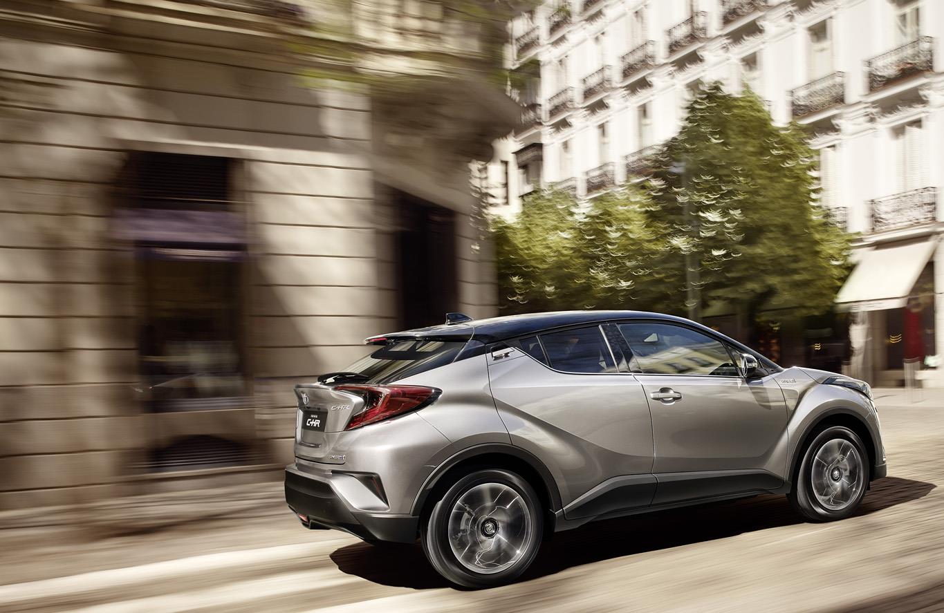 Spis treści > Sekrety Toyoty C-HR > Prowadzenie Prowadzenie Zauważyłem, że Europejczycy prowadzą samochód płynnie.