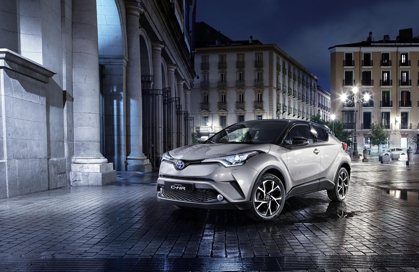 Spis treści > Dane techniczne > Wymiary Wymiary mm 1550 WYSOKOŚĆ Toyota C-HR to duży samochód z segmentu crossoverów, któremu