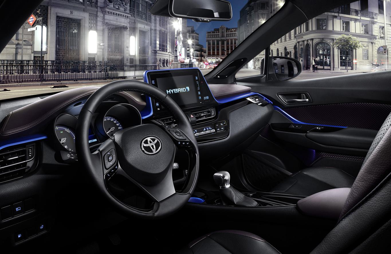 Spis treści > Sekrety Toyoty C-HR > Wnętrze Wnętrze Celem Europejskiego Oddziału Projektowania ED2 było stworzenie wyjątkowego stylu, który będzie zarazem współczesny i zmysłowy [ ] Do projektu