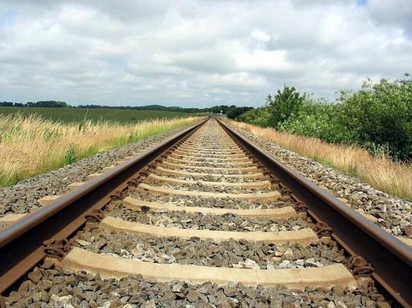 Podkłady Belki poprzeczne do osi toru, do których za pomocą specjalnych przytwierdzeń mocuje się szyny Rola podkładów: przejmują naciski szyn i przekazują je na podsypkę zagłębione w podsypce czoła