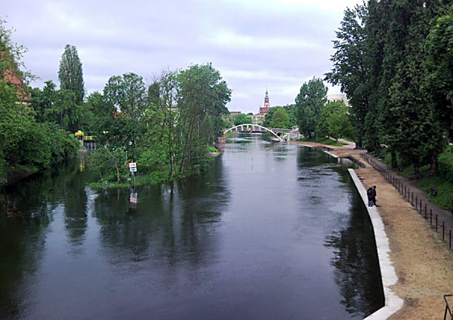 Rys. 3. Zalane tereny nadrzeczne w centrum Bydgoszczy (km 12,0 Brdy) w dniu 24.05.2010 r. Fig. 3. Flooded riverside areas in the center of Bydgoszcz (km 12,0 of Brda River) on 24.05.2010 w marcu 1924 roku, gdy na wodowskazie Wisły w Fordonie odnotowano poziom wód 875 cm.