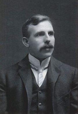 Sir Ernest Rutherford (1871 1937) Nagroda Nobla 1908 W roku 1911 Rutherford wykonał słynne doświadczenie z rozpraszaniem cząstek α na foli ze złota Odkrycie jądra atomowego Większośd cząstek