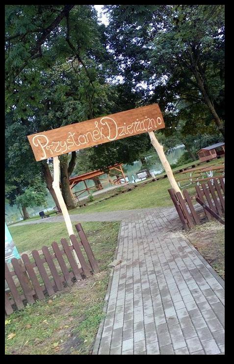 der Piknikplatz in Dzierżążno Wielkie Picnic Square in Dzierżążno Wielkie Przystanek