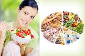 Potrzeby żywieniowe kobiet ciężarnych i karmiących W okresie ciąży - zwiększenie dziennej racji pokarmowej o 300 kcal Zwiększenie w diecie zwartości białka o 30g w czym 50% powinno stanowić białko