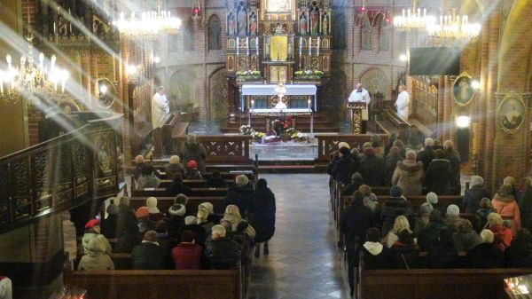 Z ufnością poddajemy się prowadzeniu Bożemu Ufamy, że Jezus Król przyszedł do naszej Ojczyzny i objął swoją opieką wszystkich nas.