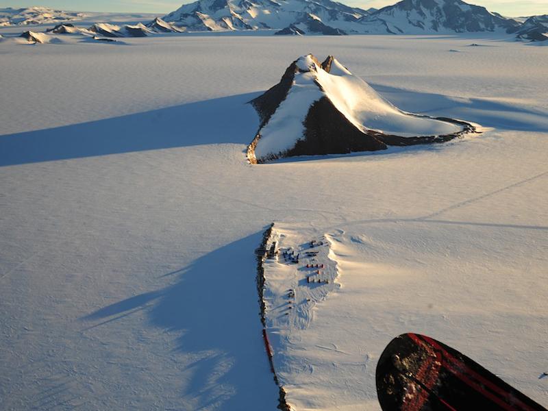Niewielkie obszary Antarktydy nie pokryte lodem, zwane są oazami, znajdują się w nich jeziora odmarzające w lecie i małe strumyki.