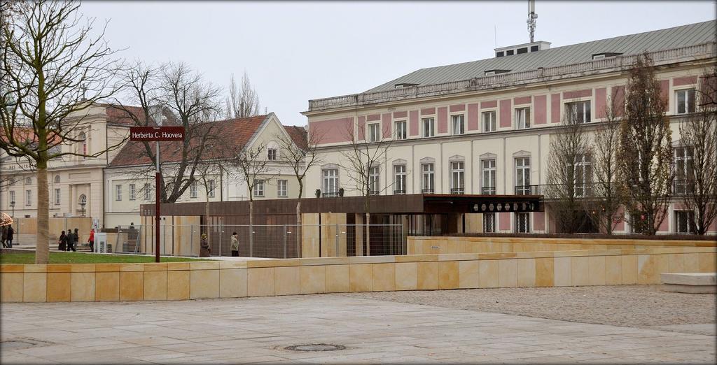 Zdj. 3. ul. Bednarska widziana z chodnika ul. Krakowskie Przedmieście na wysokości pomnika Mickiewicza Zdj. 4. Pawilon na pl.