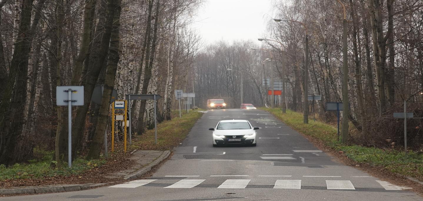 Komorowice, ul. Daszyńskiego. Przystanek bez zadaszenia i miejsc do siedzenia. Komorowice.